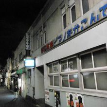 駅前には昭和を感じさせる商店建築が現役であります。