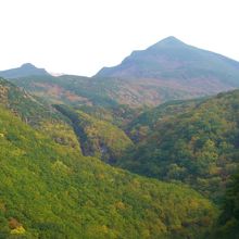 カムイワッカの源流は知床硫黄山中腹から湧き出ています。