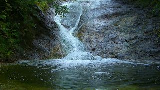 カムイワッカ一の滝へは駐車場からわずか５分ほど