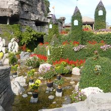 フラワートピアリーがたくさん飾られていました