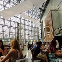 カフェ・スイスは、天井が高く明るい