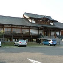 「北潟湖」、「鹿島の森」などの名勝に面した蓮如上人記念館 