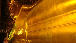 なんかいいよなぁ、寝釈迦像。横になっているだけなのに。