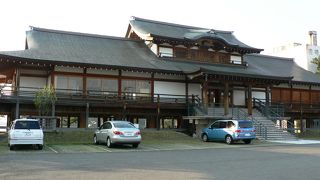 「北潟湖」、「鹿島の森」などの名勝に面した蓮如上人記念館 