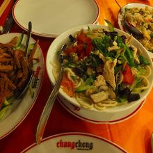 鶏ラーメンとエビチャーハンとキュウリチャーシューサラダです。