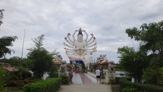 カラフルな像たちとのどかな境内に癒されるお寺