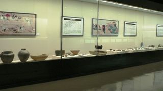 遺跡から発掘された出土品を展示している福井県立一乗谷朝倉氏遺跡資料館