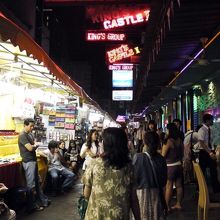 大勢の観光客で賑わっています 