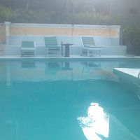 部屋のすぐ向かいにあるプール