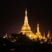 パゴダビューの部屋からはこんなシュエダゴォン・パヤーの姿が。