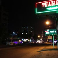 ホテル前の道路はヤンゴンのほかの場所と同様、暗い感じです。