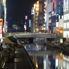 東側から見た夜の戎橋