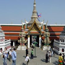 ヤックが守る回廊の門 