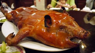 チャイナタウン スカラ シャークフィンでは子豚の丸焼き（ＴＨＢ１，２００−⇒￥３，６００−）がお勧めです