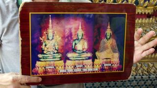 ワット・プラケオのエメラルド寺院に祀られているエメラルド仏は年３回衣を変えます