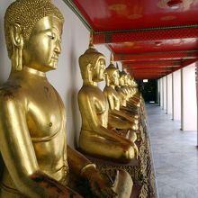 沢山並んだ座仏像 