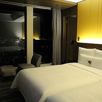 シンプルでモダンなインテリア。大きく取った窓からの眺めが最高