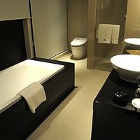 広くモダンなデザインの浴室。使いやすくとても気に入りました。