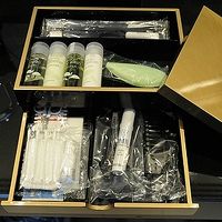 浴室アメニティは、二重になった箱にたっぷりいろいろ。