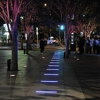 ウェスティンホテル仙台が入った仙台トラスト前の歩道夜景。