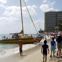 サーフライダー前のカタマランヨット ＭＡＮＵ ＫＡＩ号