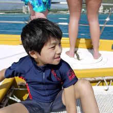 ラットをキャプテンに返して、バウのトランポリンネットにやって