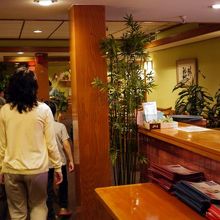 ゆったりとテーブル席が配された和食処 初花の２階