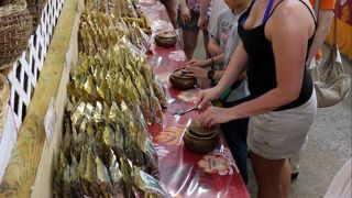 マカダミアナッツ ファーム アウトレットでは新鮮で色々な味のマカダミアナッツが買えます