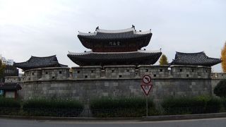 道を隔てて全州韓屋村の中心部の西側に豊南門がある。