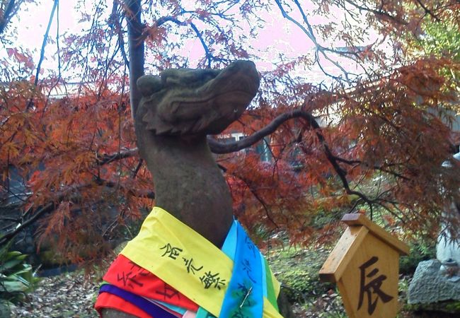 これが辰年の十二支像　肩のタスキに願い事がかけられます