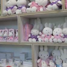 ギフトショップに売られているミッフィーのぬいぐるみ