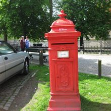 愛の湖公園にあるポスト★鮮やかな赤が目をひきます。