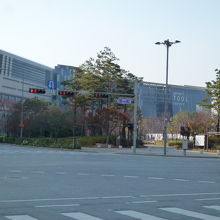 すみません、ガーデン5のEマートの外観です。