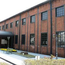 赤れんがの倉庫を活用した舞鶴市の赤れんが博物館