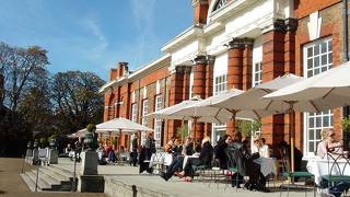 公園のオープンテラスで優雅なティータイムを