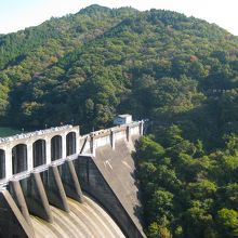 ダムとダム湖と山の景色がいい感じ♪