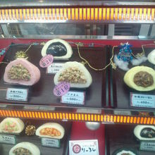 いろんな種類の肉まんが展示