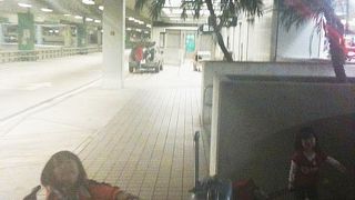 ゴミゴミした少し物騒な空港