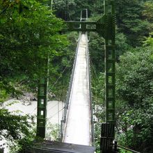 龍角峯を少し進むとつつじ橋が見えてきます。