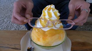 屋外の座席でおいしいマンゴーカキ氷