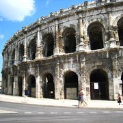 ニームそれはフランス最古のローマ時代の都市。遺跡も多く、古代ローマ時代に建てられたアレーネ（円形闘技場）、メゾン・カレ『四角い神殿』など見所満載