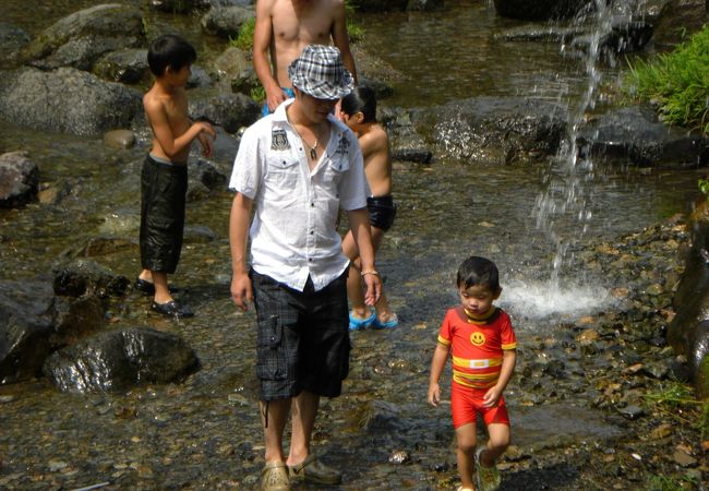 夏はここで川遊び