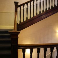 廊下の階段。もちろんエレベーターもあります。