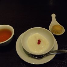 デザート。杏仁豆腐と蒸菓子。