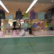 店内は撮影禁止なので、外からウィンドウを撮りました