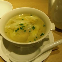 ワンタンスープ。大きなワンタンが４つも入って美味しい！