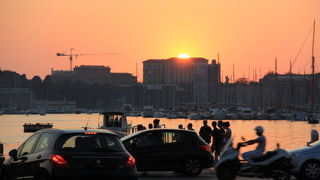 夕暮れ時の港の美しさは必見です！