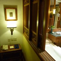 ベッドルームとバスルームをこの仕切りで隔てています