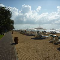 ビーチ広いです（この歩道はタンブリンガン通りへつながります）