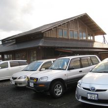 外観は看板もなく、温泉施設？って感じ